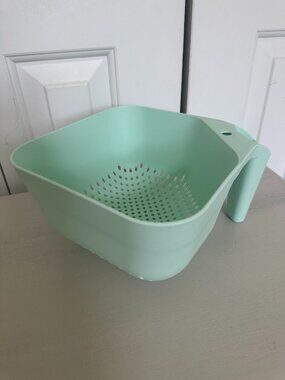 NEW Square Plastic Kitchen Colander Strainer with Handle in Mint